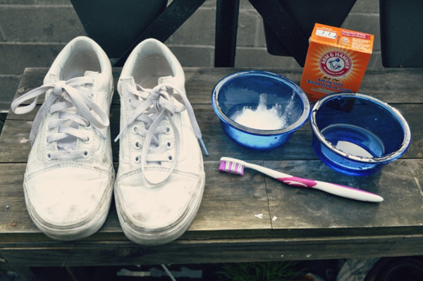 Cómo limpiar las zapatillas blancas con bicarbonato para que reluzcan como  nuevas